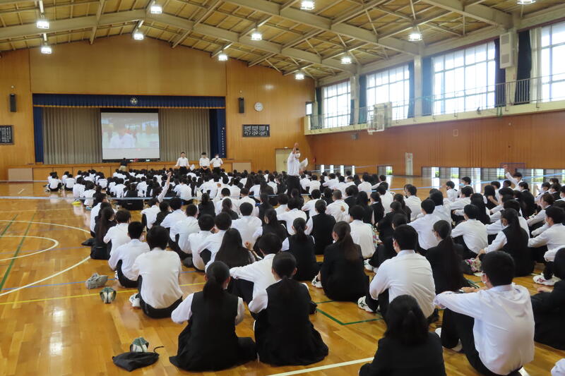 勝利を目指し気勢をあげる