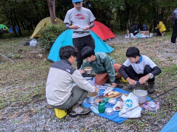 幕営地での炊事